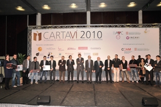 Els premiats de CARTAV, junt amb el conseller Huguet i Xavier Castella, secretari general del DAR