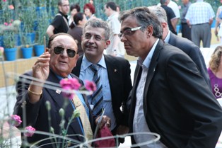 El conseller Llena en la seva visita a l'exposici de clavells