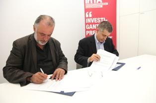 Un moment de la firma del conveni