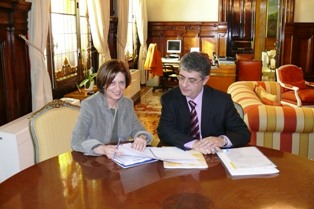 Un moment de la reunió ahir entre la ministra Espinosa i el conseller Llena
