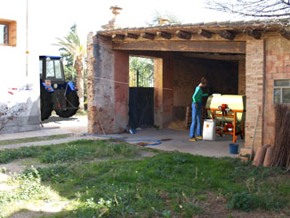 La noia en un cobert d’una casa de pagès.