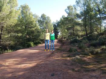 4.1a (Los dos protagonistas paseando por el campo.)