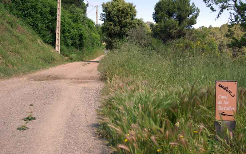 Inicio del camino de tierra con la señalizació del camino de Les Batalles