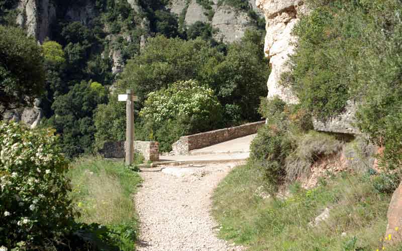 Confluence of paths GR-5/96 and path of Santa Cova
