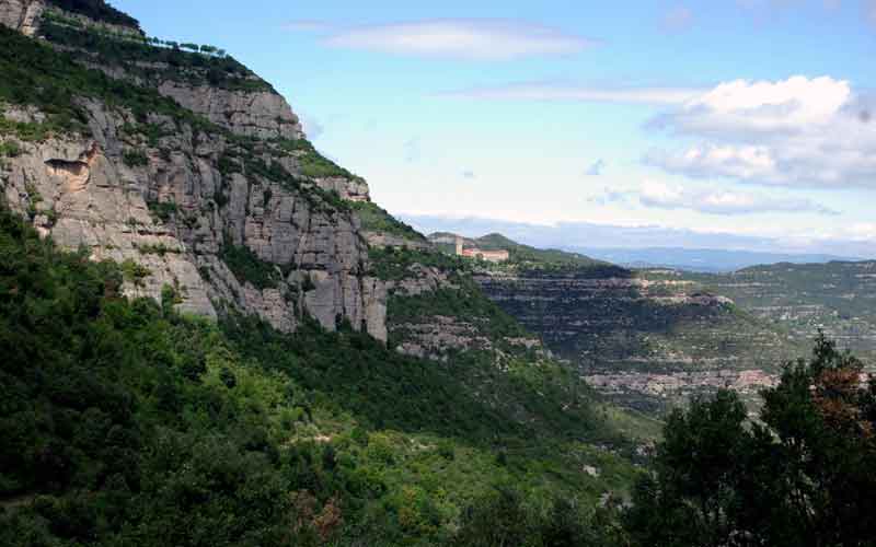 Vista de Montserrat con el Monasterio de Sant Benet al fondo