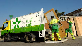 dos operaris recollint mobles