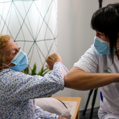 Doctora saludant a una señora