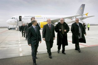 El president Montilla i altres autoritats en la inauguració ahir del l'aeroport de Lleida-Alguaire